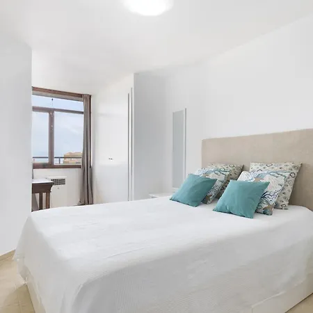 Prime Location With Seaviews In דירה *